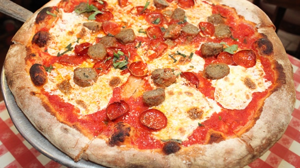 lombardis-pizza-new-york-ny-pepperoni-sausage-pizza-610x407